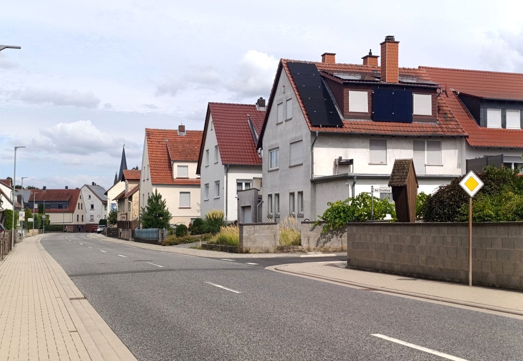 Wohnstraße mit Einfamilienhäusern